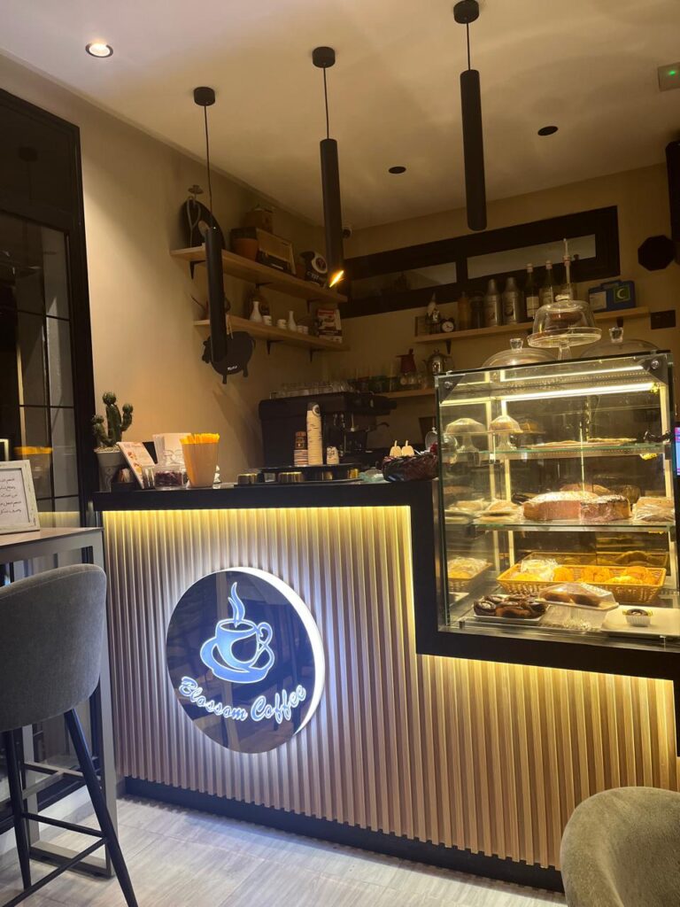 Comptoir et vitrine du coffee shop à Aouina, réalisés par MACOM Agencement