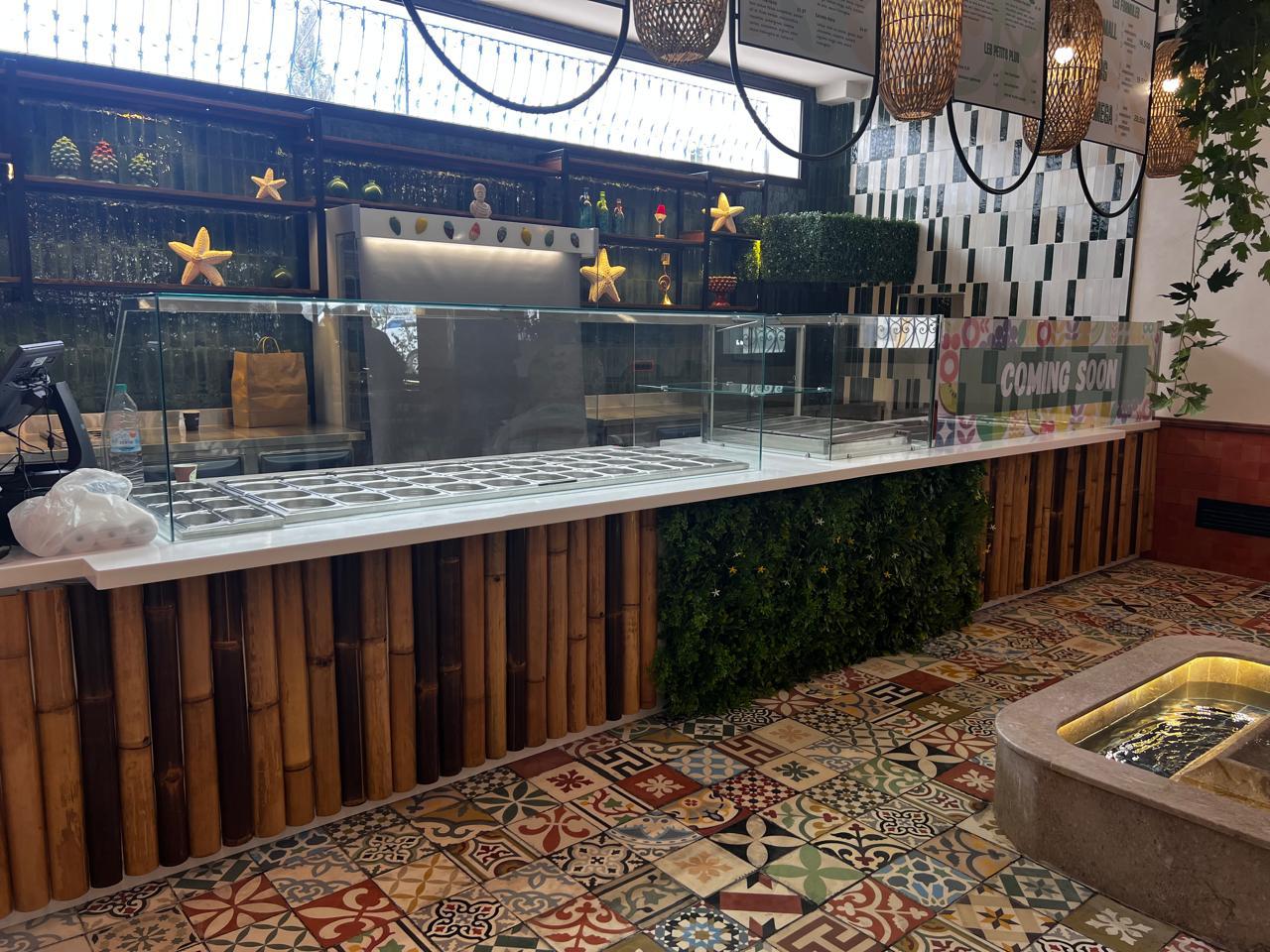 Comptoir en bois du bar à salade Slayta à Menzah 5, réalisé par MACOM Agencement